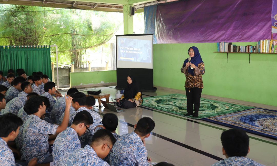 Poltek SSN Turut Hadir Pada Kegiatan “Bedah Kampus” di SMA Negeri 17 Kota Bekasi