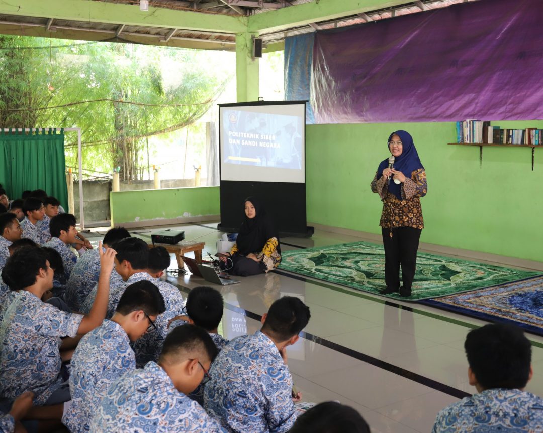 Poltek SSN Turut Hadir Pada Kegiatan “Bedah Kampus” di SMA Negeri 17 Kota Bekasi
