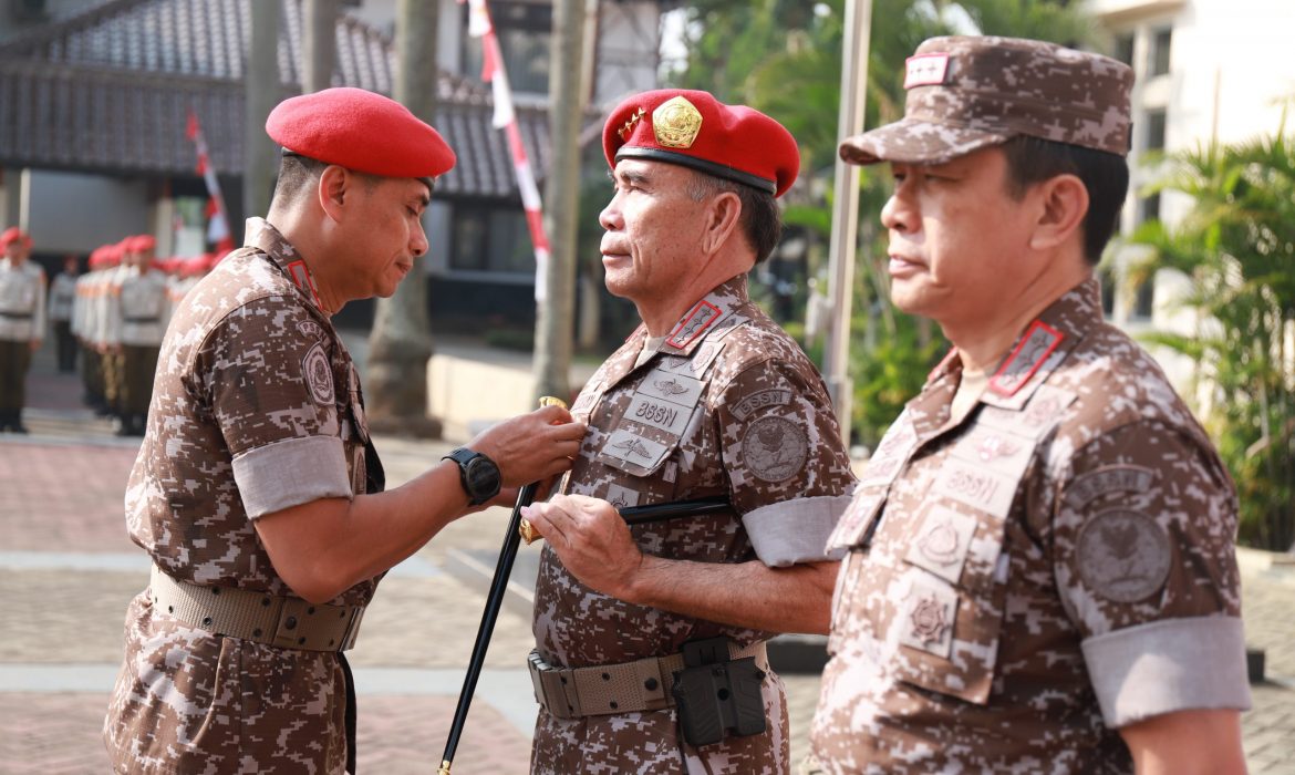 TRADISI PENYEMATAN BREVET KEHORMATAN SANAPATI DAN PERESMIAN DRUMBAND GALA PAROKSHARTA