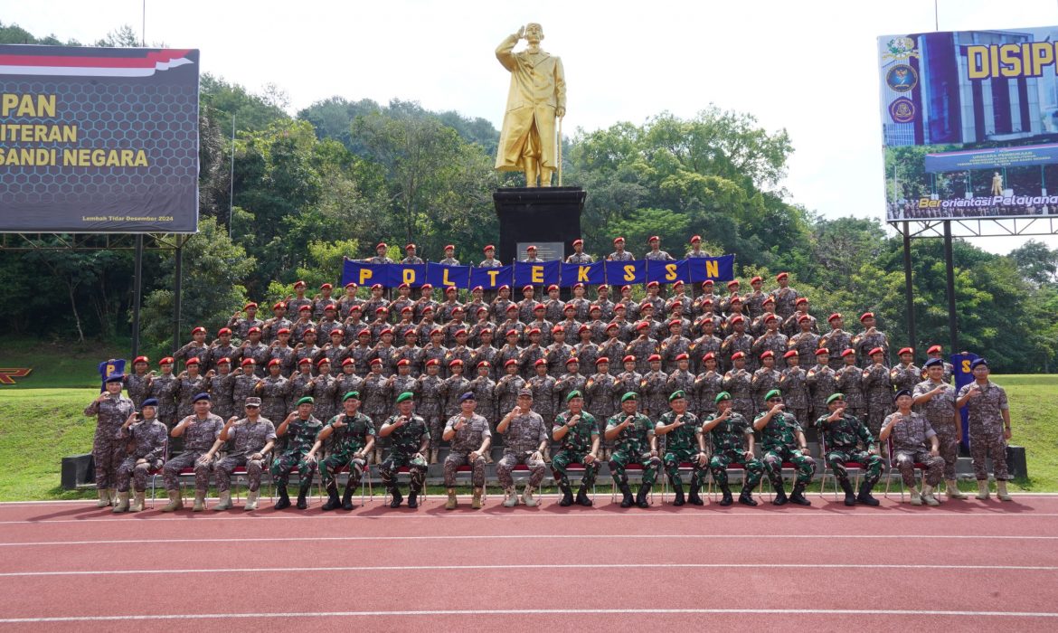 Sekretaris Utama BSSN Pimpin Upacara Penutupan Diksarmil Taruna Pratama Poltek SSN di Akademi Militer