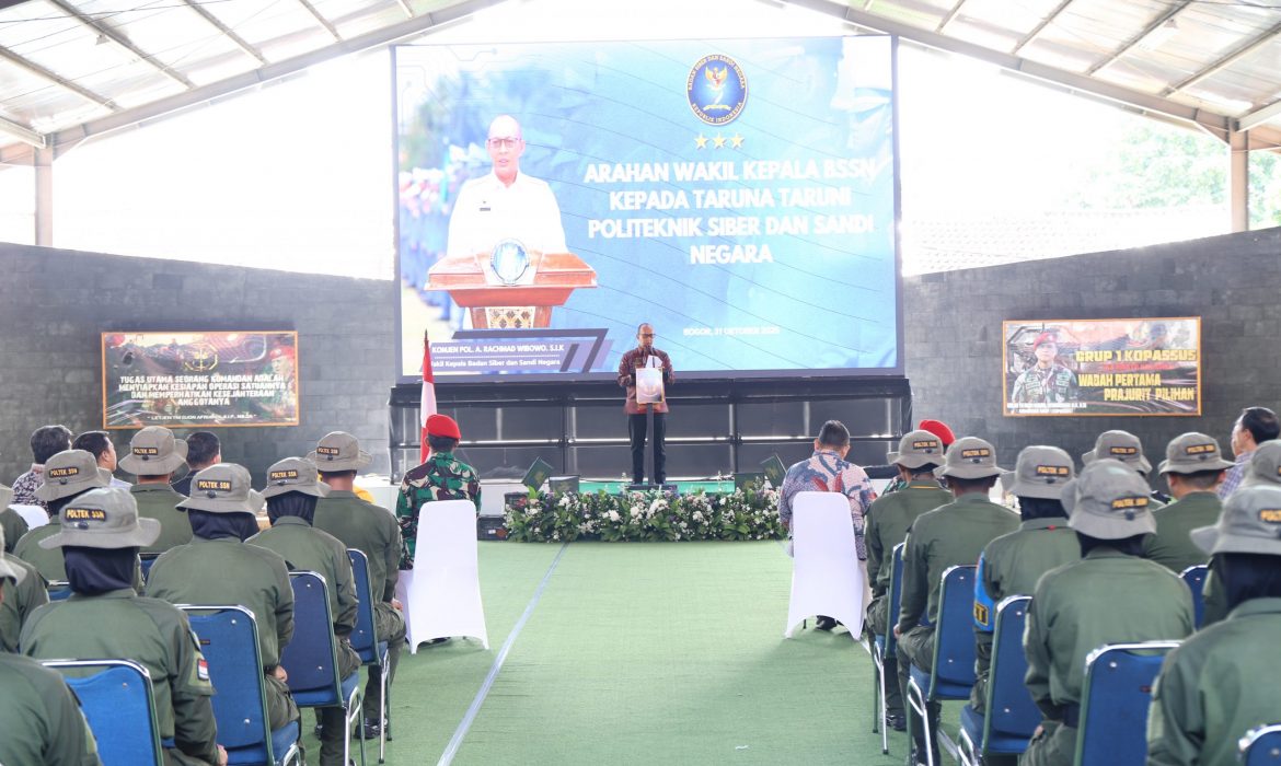 Wakil Kepala BSSN Berikan Jam Pimpinan kepada Taruna Pratama Poltek SSN Pada Latsarmil 2025