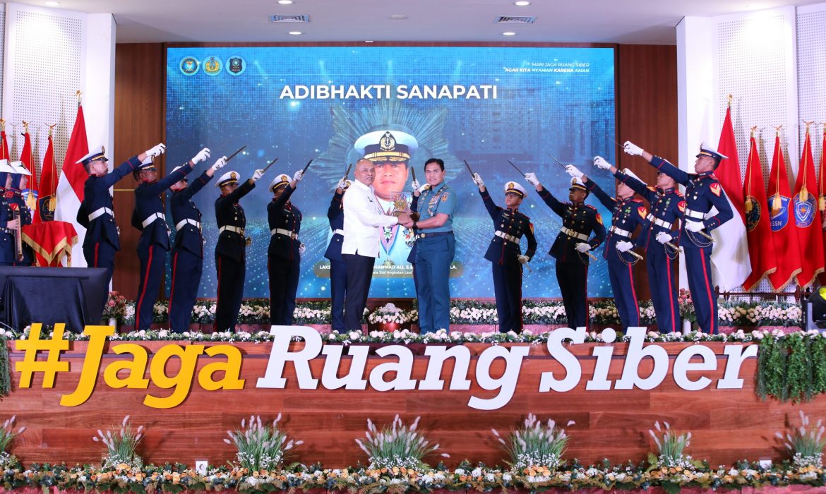 Kepala Staf Angkat Laut (KASAL) Apresiasi Penampilan Taruna Poltek SSN pada Kegiatan Penghargaan Adibhakti Sanapati dan Ceramah Umum Transformasi Digital TNI AL di BSSN